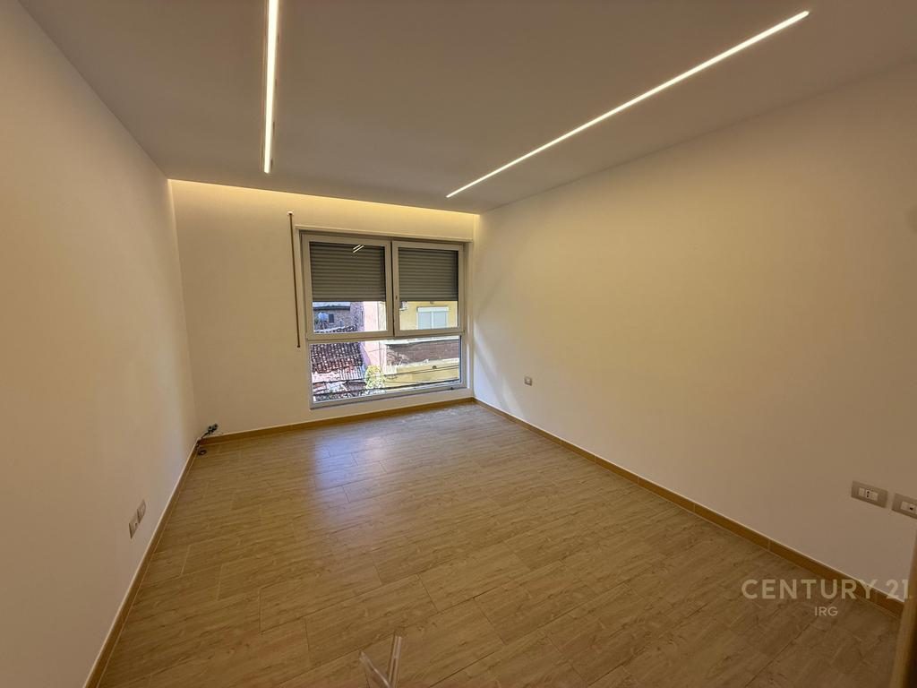 Ambient per zyra tek Rruga e Kavajes.