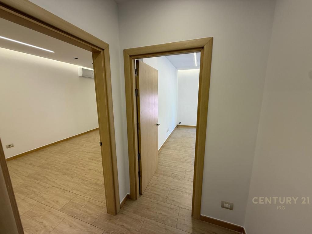 Ambient per zyra tek Rruga e Kavajes.