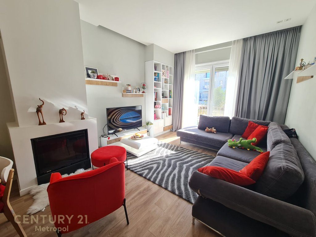 Shitet apartament 3+1 prane Tegut
