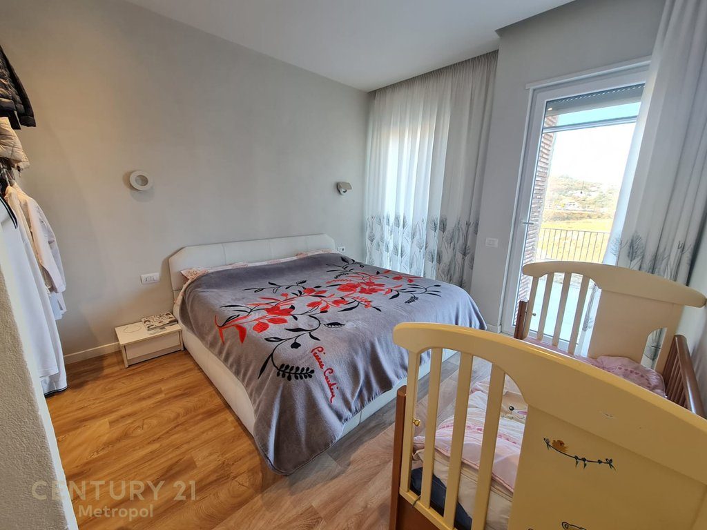 Shitet apartament 3+1 prane Tegut