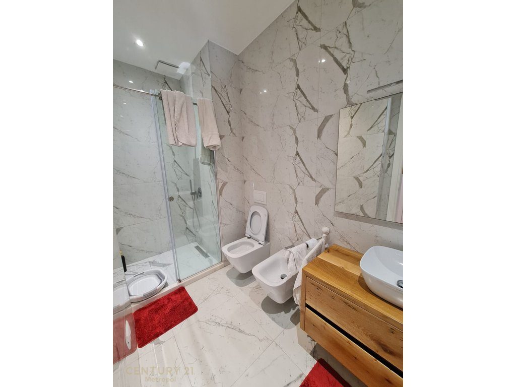 Shitet apartament 3+1 prane Tegut