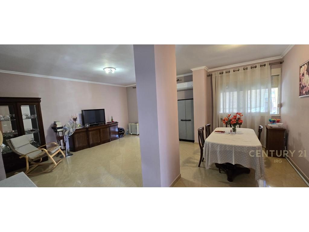 APARTAMENT 2+1 PRANE SHKOLLES SE KUQE!