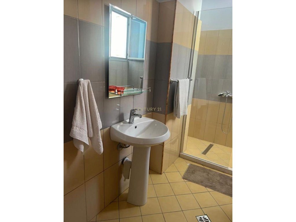 Apartament me qira 2+1+2 – Rruga e Çipajve, Vlorë