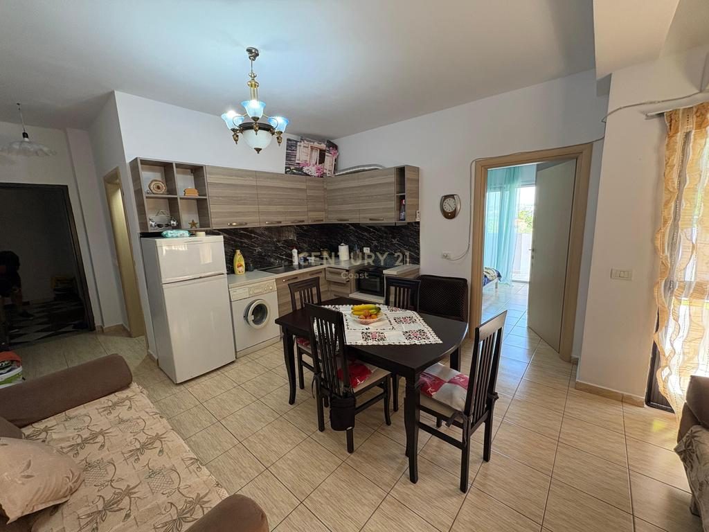 Apartament Modern 1+1 për Qira – Linja e Parë në Lungomare, Zona e “Rrapit”, Vlorë.