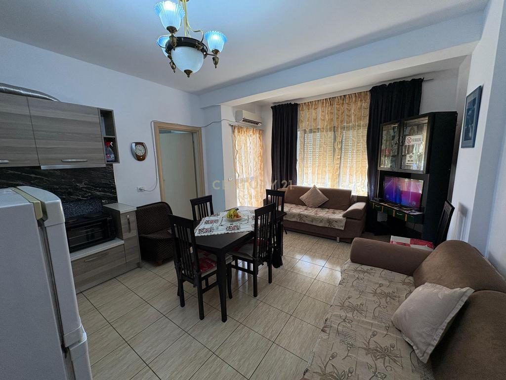 Apartament Modern 1+1 për Qira – Linja e Parë në Lungomare, Zona e “Rrapit”, Vlorë.