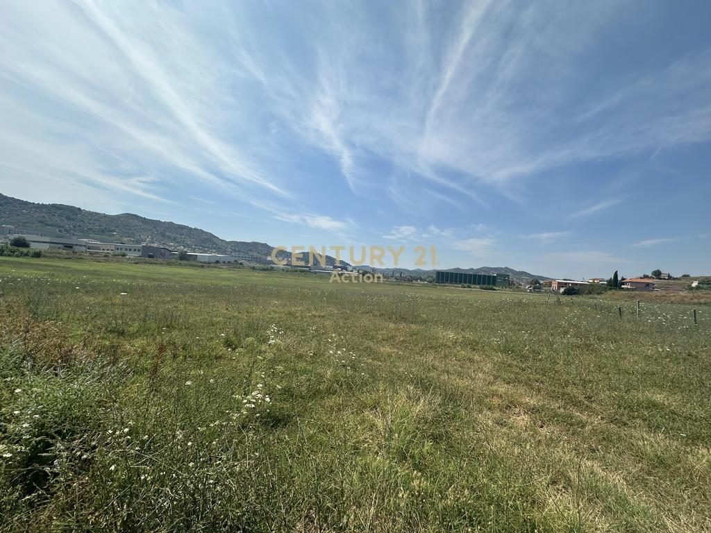Shitet tokë në fshatin Mucaj, Vorë! 🌿 
Ofrohet mundësi ndërrimi me apartament.
