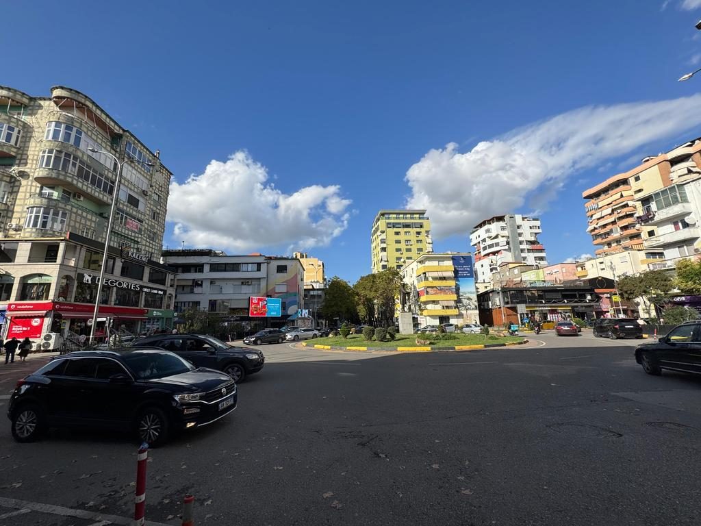 OKAZION! Butik Luksoz për Meshkuj në Zemër të Bllokut, në Rrugën Kryesore – Në Shitje!
