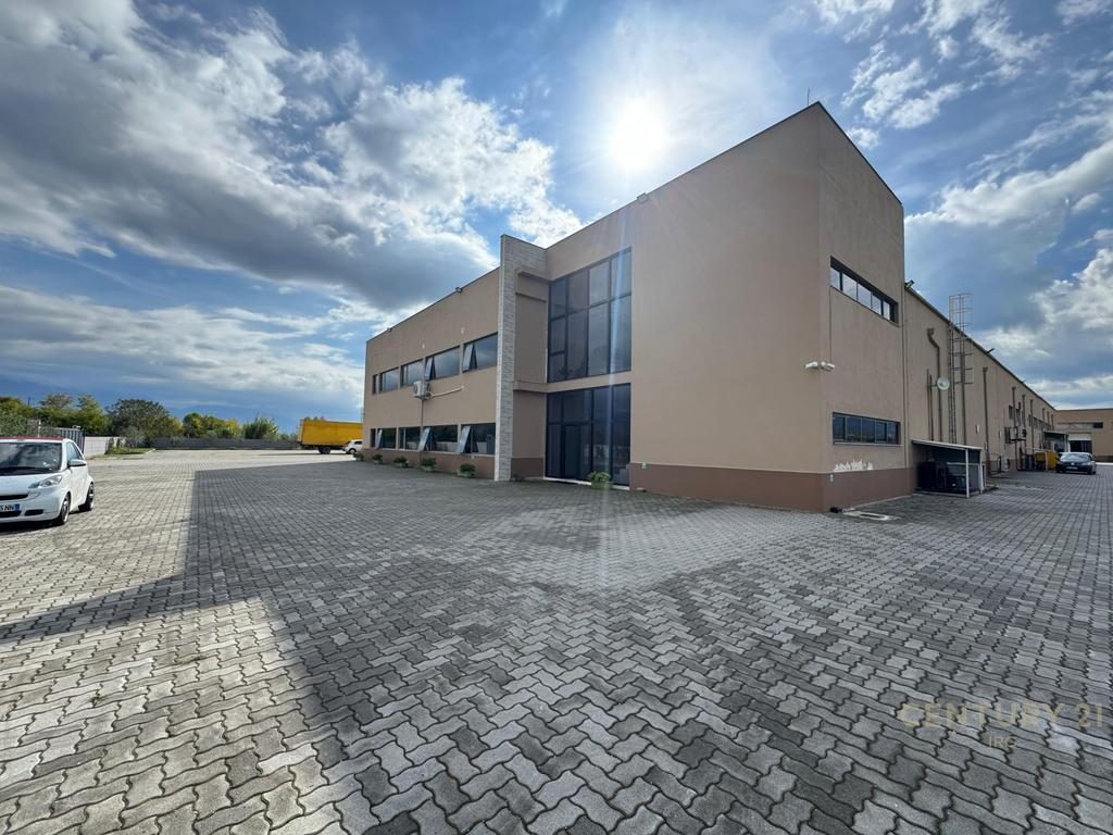 Shitet kompleks industrial/komercial