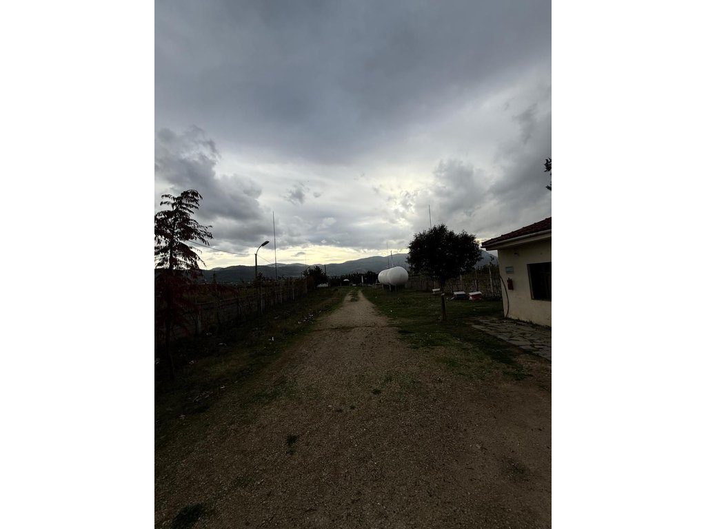 TRUALL ME SIPËRFAQE 1617 M² NË ZAGORÇAN, POGRADEC – MUNDËSI IDEALE INVESTIMI PËR BIZNES GAZI !!!