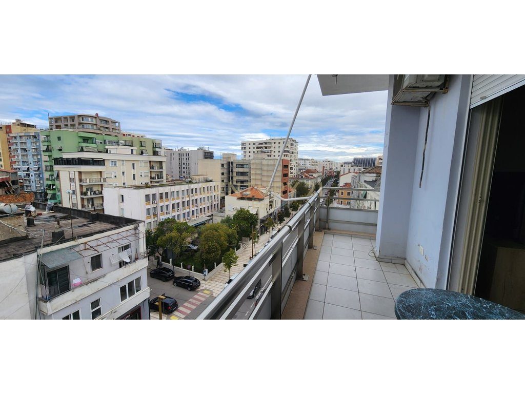 JEPET ME QERA APARTAMENT 3+1+2 PRANE PORTIT !
