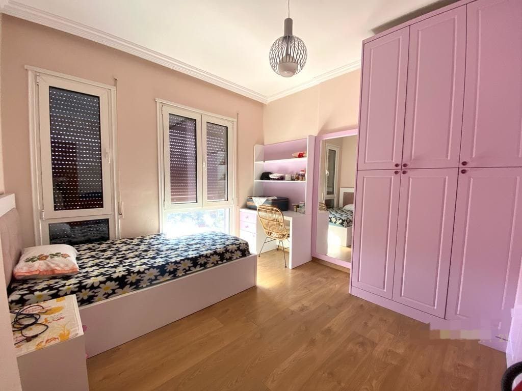 Shitet Apartament 2+1 + Post Parkimi në Kombinat, Tiranë! (Kliko Videon)