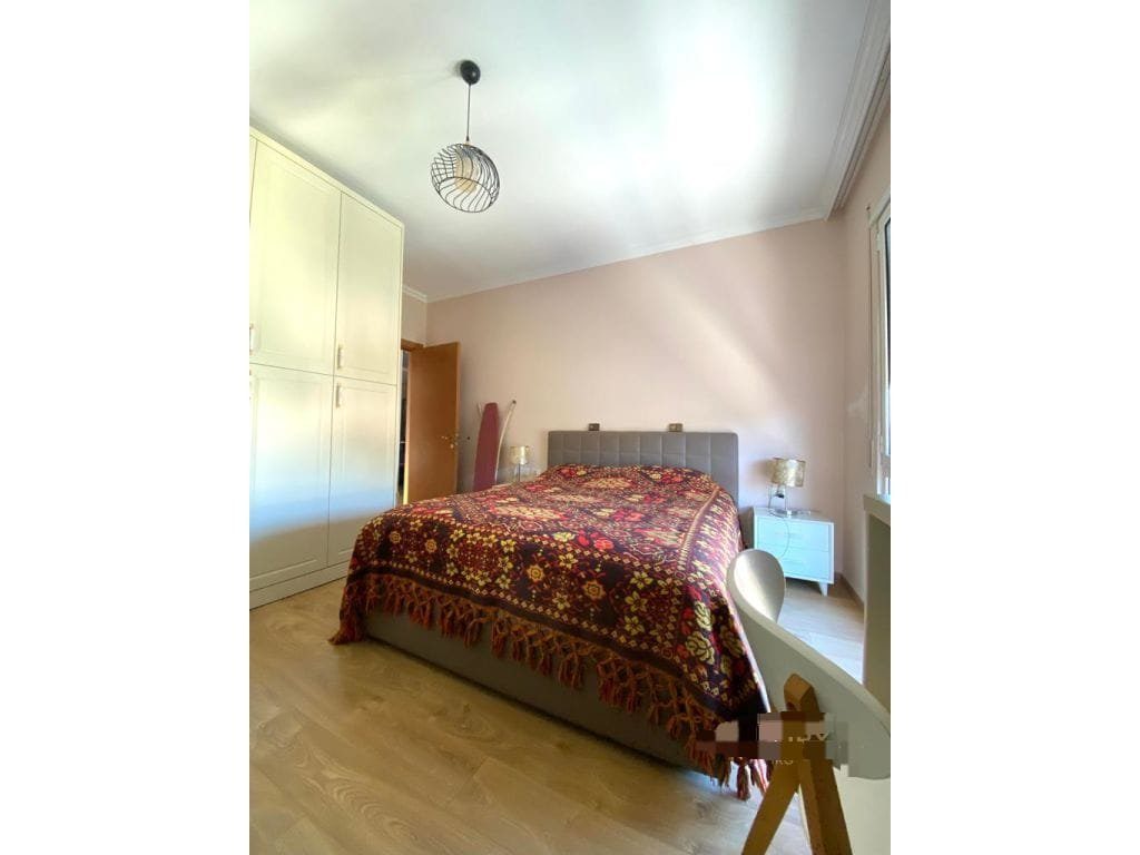 Shitet Apartament 2+1 + Post Parkimi në Kombinat, Tiranë! (Kliko Videon)
