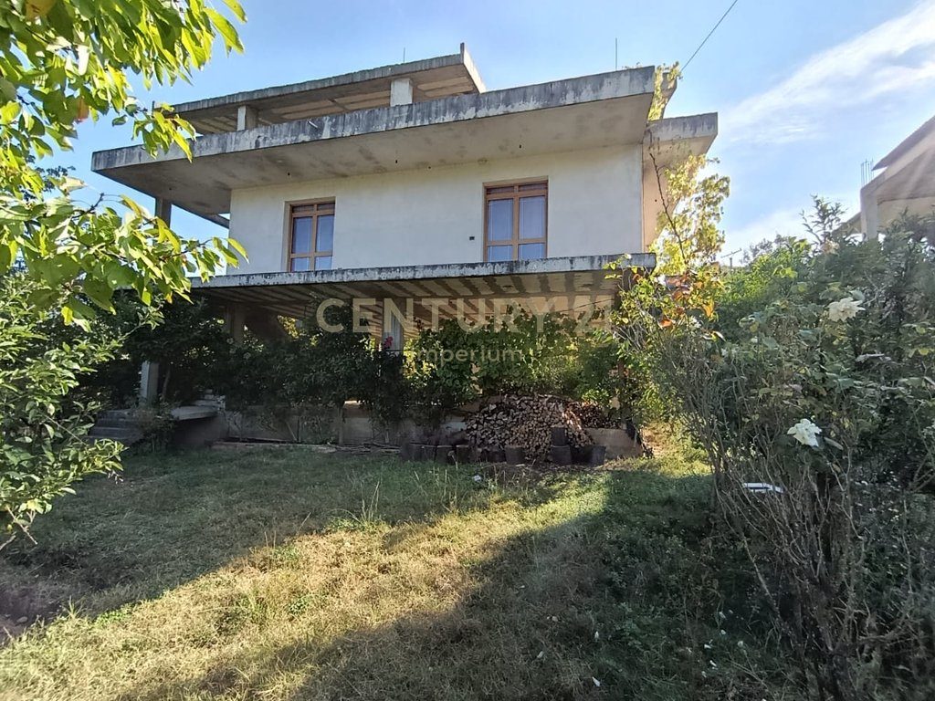 Shtëpi 3-katëshe me kopsht në Ibë, vetëm pak minuta nga Tirana!