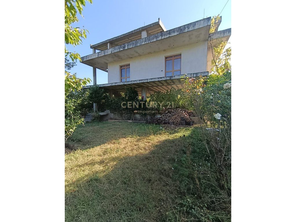 Shtëpi 3-katëshe me kopsht në Ibë, vetëm pak minuta nga Tirana!