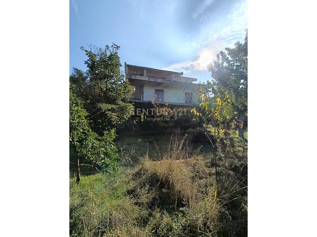 Shtëpi 3-katëshe me kopsht në Ibë, vetëm pak minuta nga Tirana!