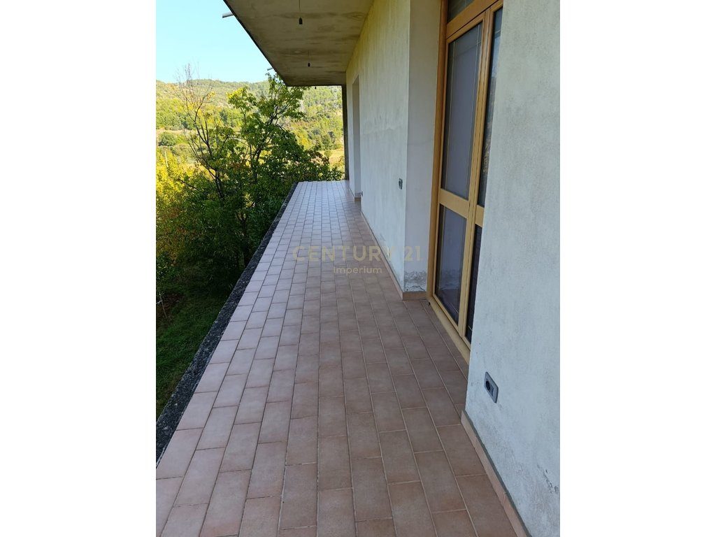 Shtëpi 3-katëshe me kopsht në Ibë, vetëm pak minuta nga Tirana!