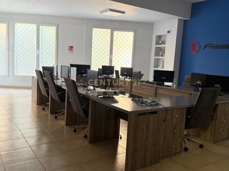 SHITET AMBIENT KOMERCIAL NE BULEVARDIN "BAJRAM CURRI"