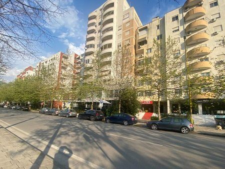 SHITET AMBIENT KOMERCIAL NE BULEVARDIN "BAJRAM CURRI"