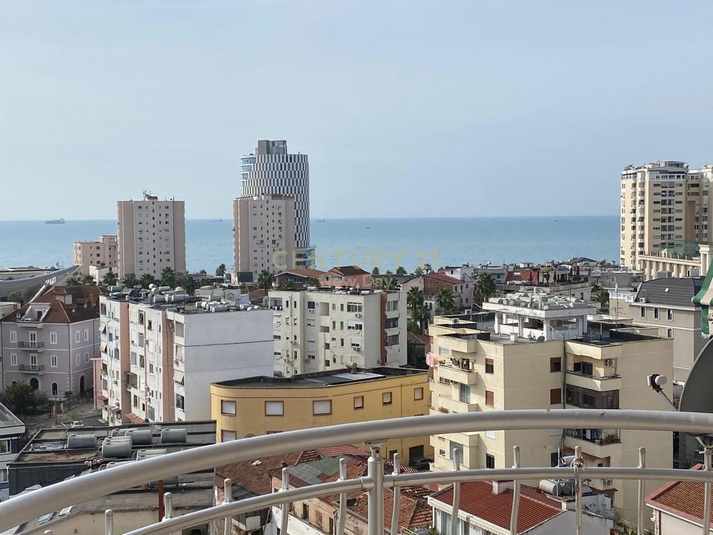 Jepet me qira apartament 2+1+2T ne qender te Durresit!