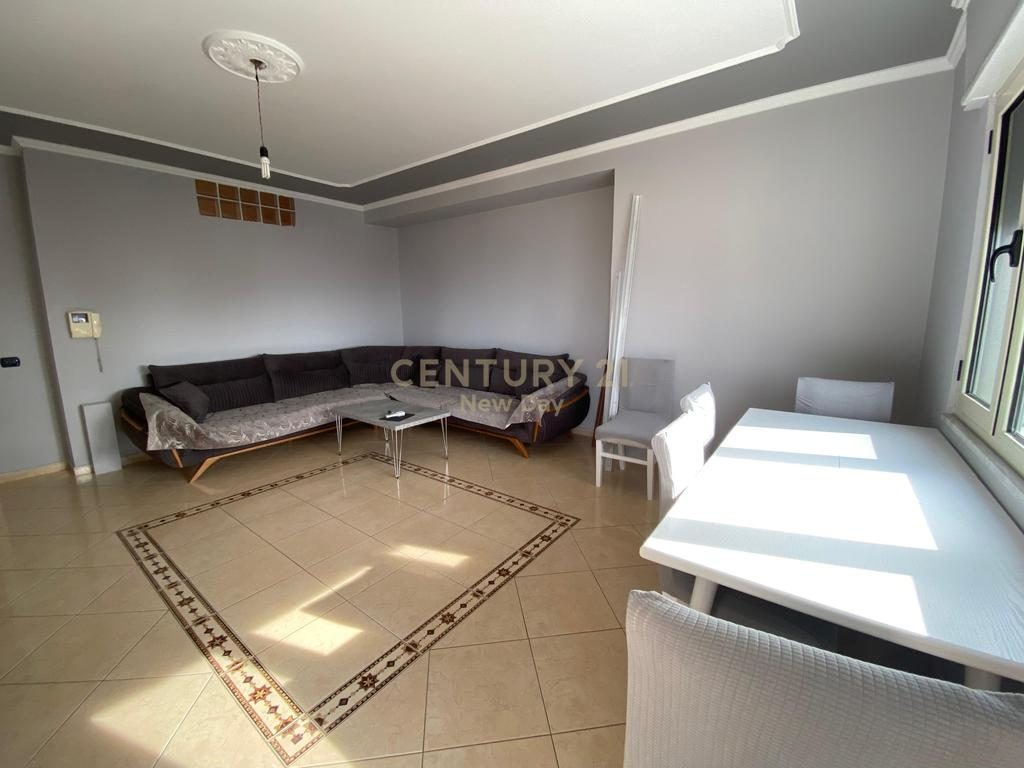 Jepet me qira apartament 2+1+2T ne qender te Durresit!