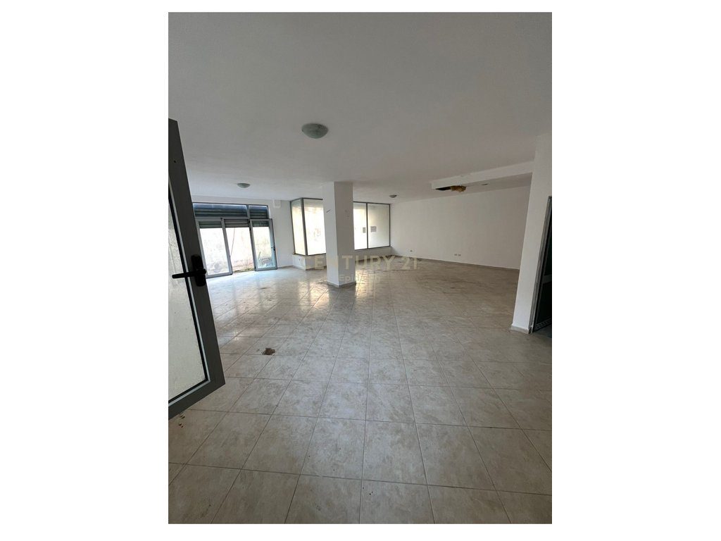 Ambient Komercial  Për Shitje në Plazh Rrota e Kuqe, Durrës - 150000€ | 103 m²