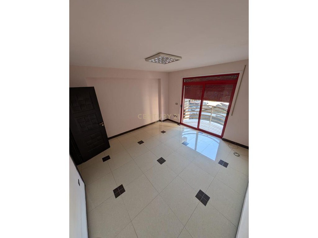 Hapësirë multifunksionale me qira tek Poliklinika, Durrës !
