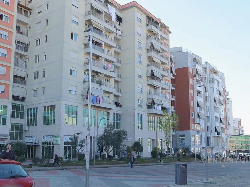 Shitet njësi komerciale në ish Tregun Elektrik, Tiranë.