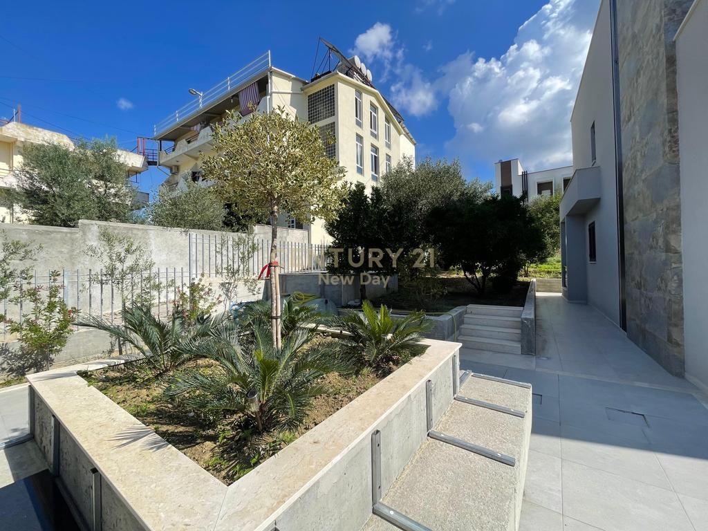 OFROJME PER SHITJE VILE TE NDARE NE 4 APARTAMENTE ME PISHINE, PRANE VILLA PASCUCCI!