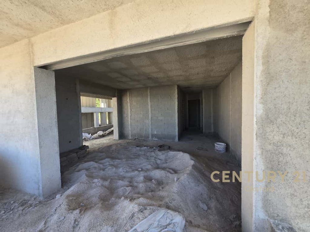APARTAMENT 2+1+2 PER SHITJE NE SARANDË