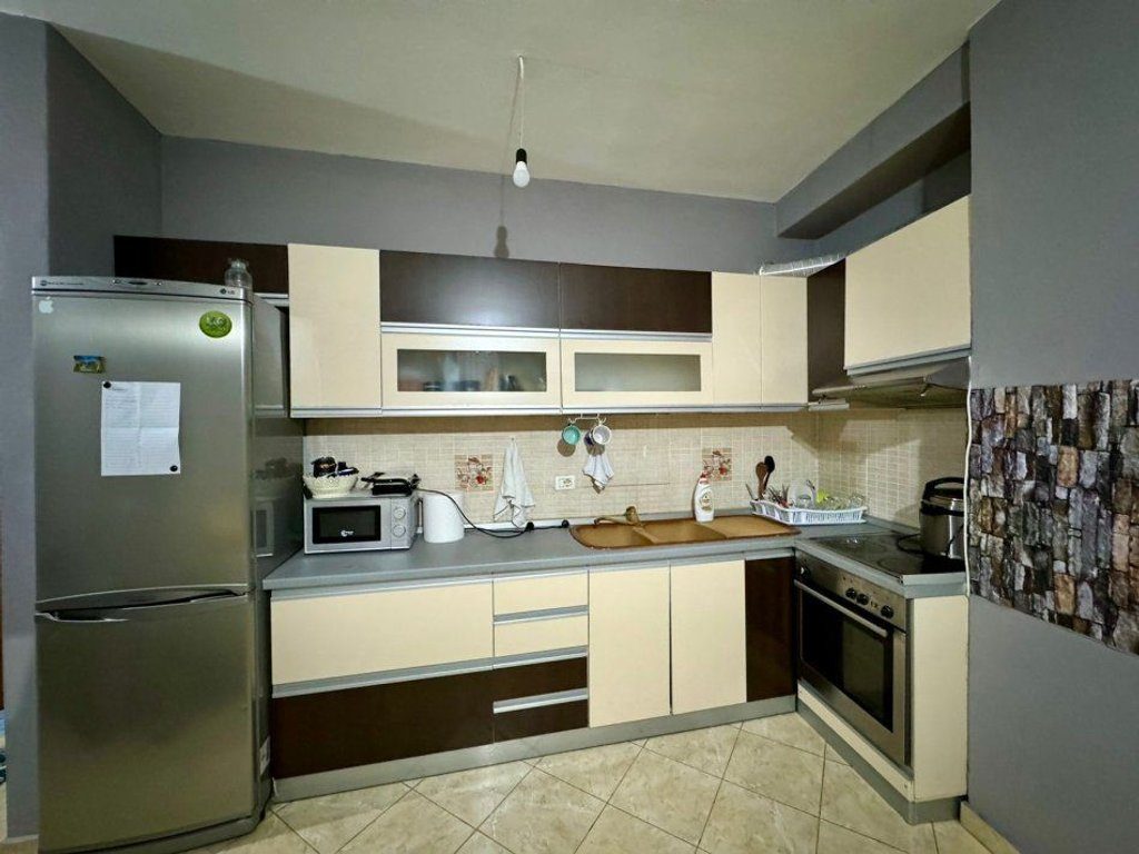 Apartament 1+1 per shitje ne zonen e Astirit.