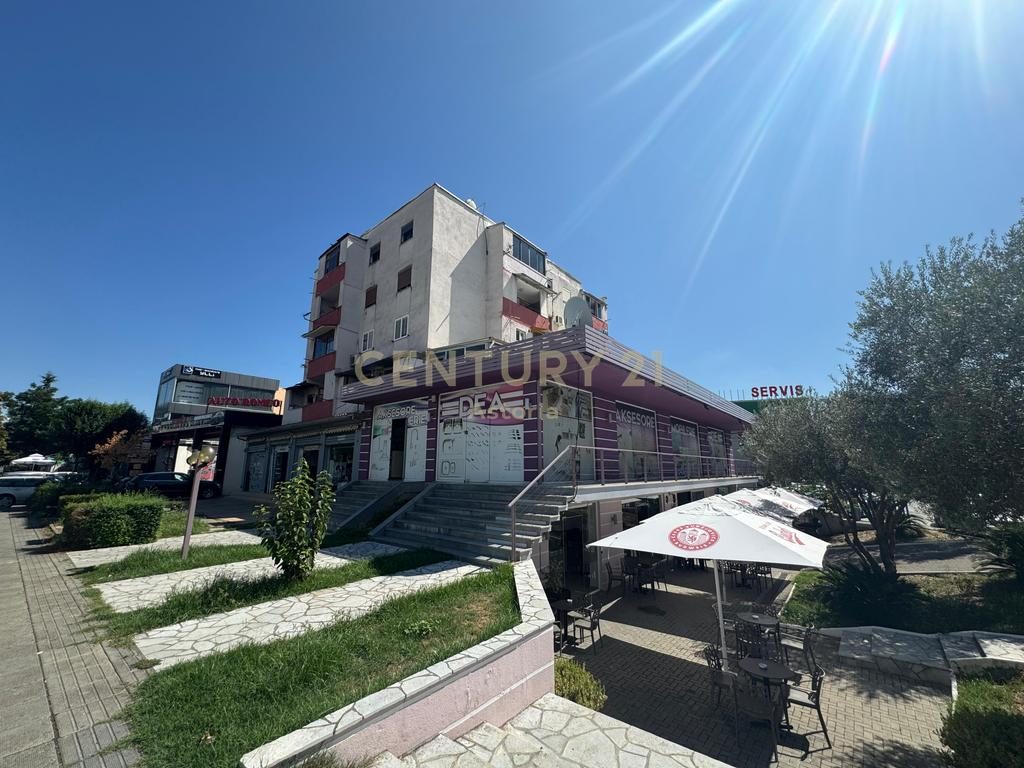 Shitet njësi komerciale në hyrje të Elbasanit, te rrethrrotullimi i Luleve