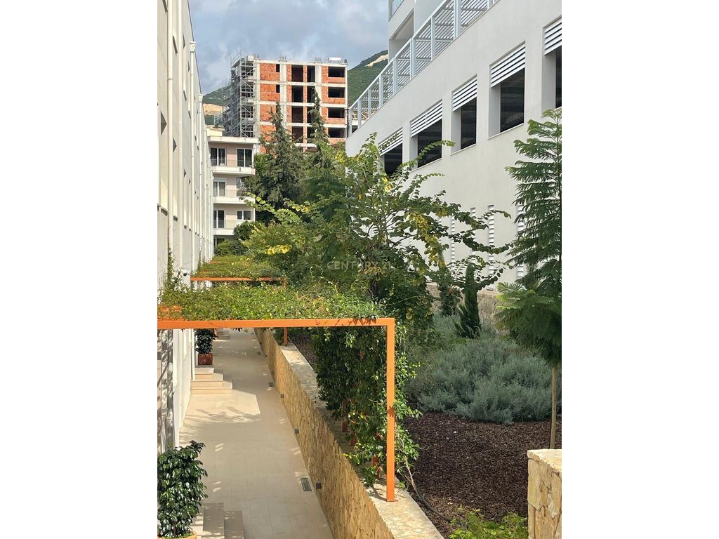 APARTAMENT 1+1 PER SHITJE NE NJE NGA REZIDENCAT ME LUKSOZE TE VLORES - ME PAMJE TE PLOTE NGA DETI !! - Century 21 Albani...