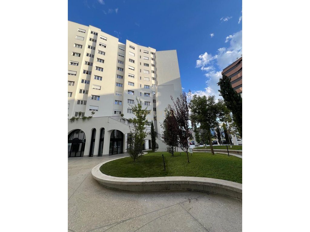 NJESI KOMERCIALE PER QIRA TEK RIVER RESIDENCE!