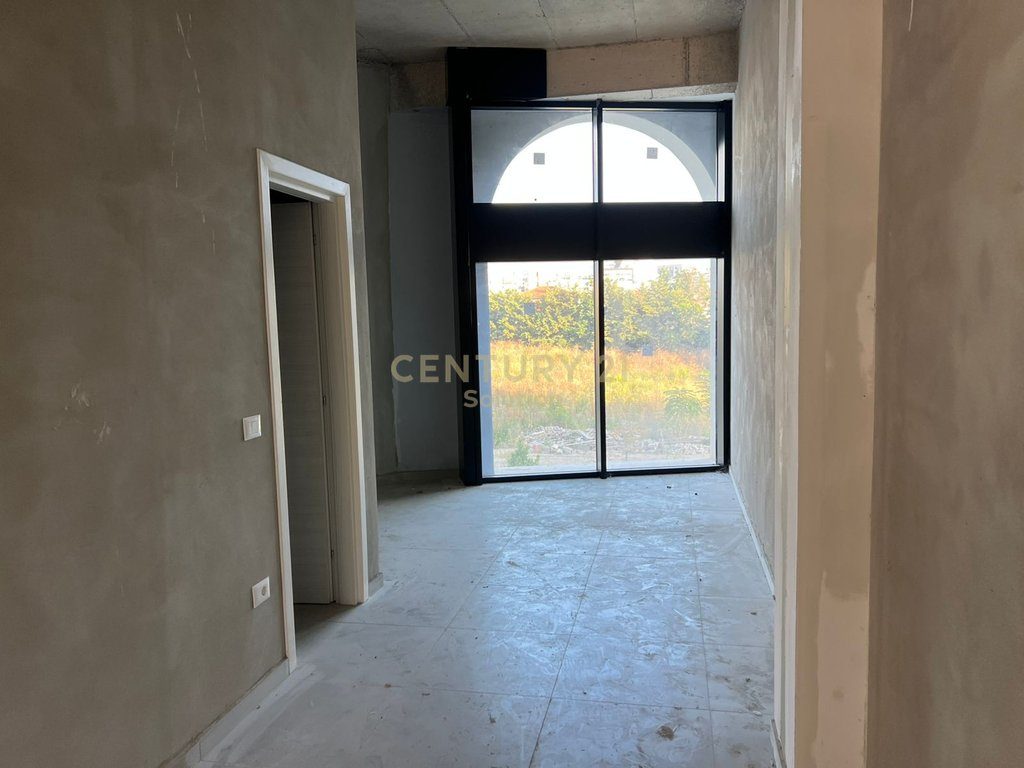 NJESI KOMERCIALE PER QIRA TEK RIVER RESIDENCE!
