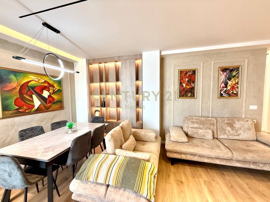 QIRA, APARTAMENT 3+1+2 + DEPO, RRUGA E KAVAJES!