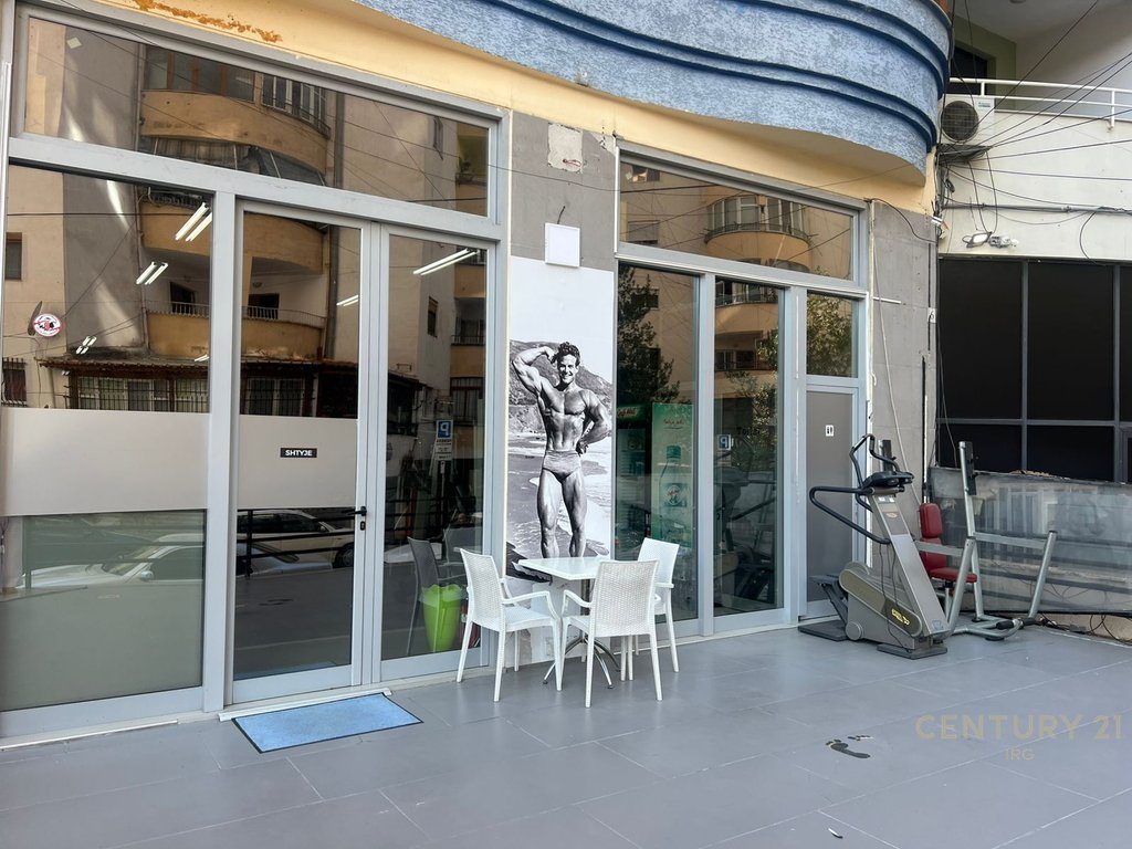 Ambjent komercial per shitje ne Komune te Parisit
