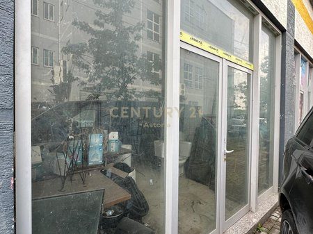 Ambient Komercial Për Shitje në Kamez Qender!