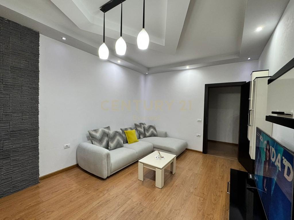 BLV. I RI, APARTAMENT 2+1 PER QIRA