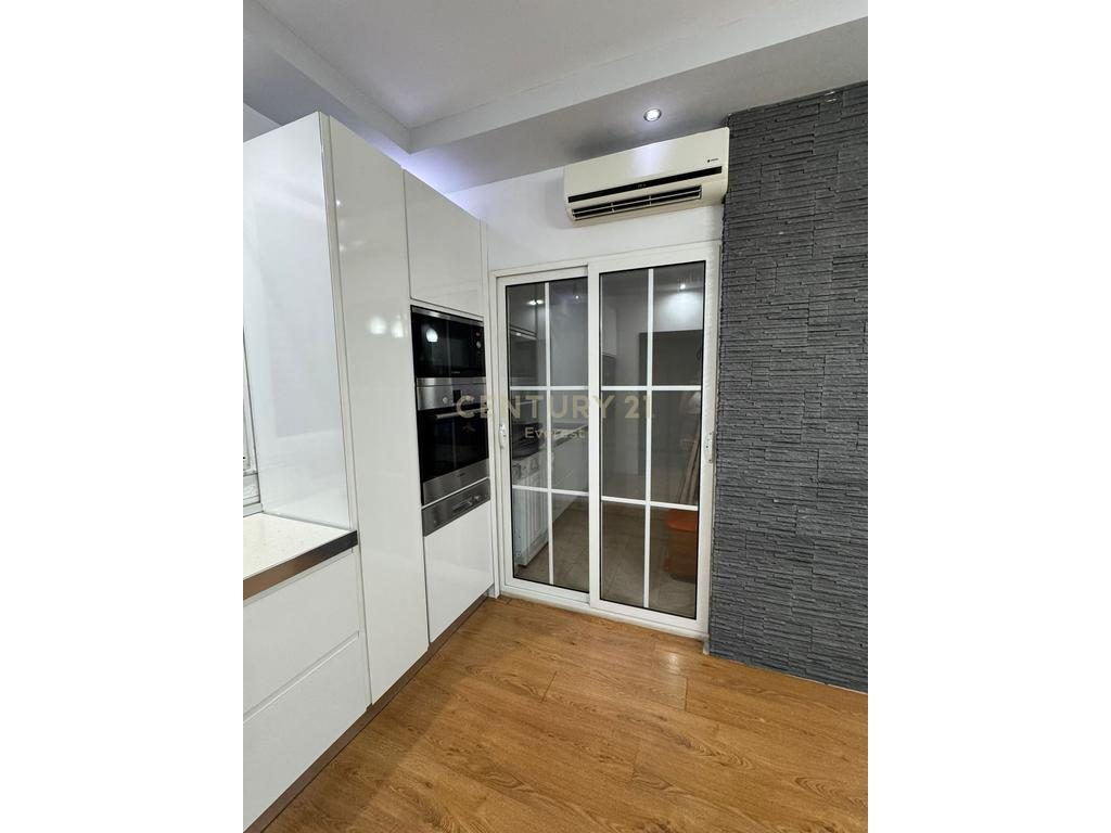 BLV. I RI, APARTAMENT 2+1 PER QIRA