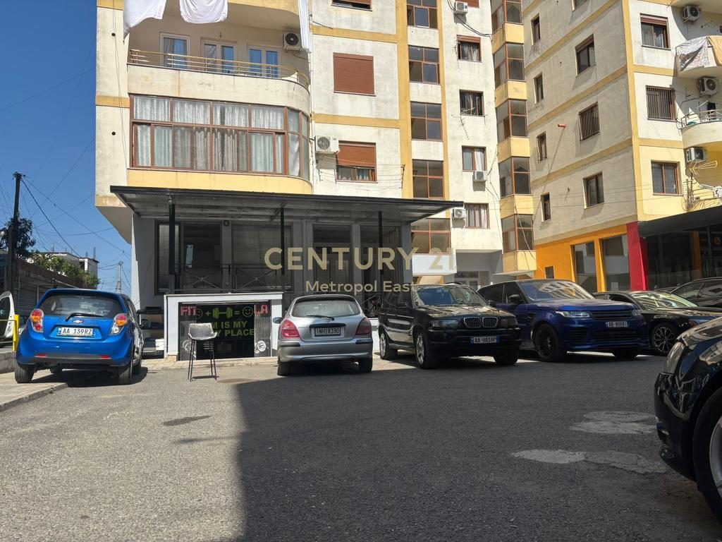 Jepet per Qira ambient  komercial ne Kamez