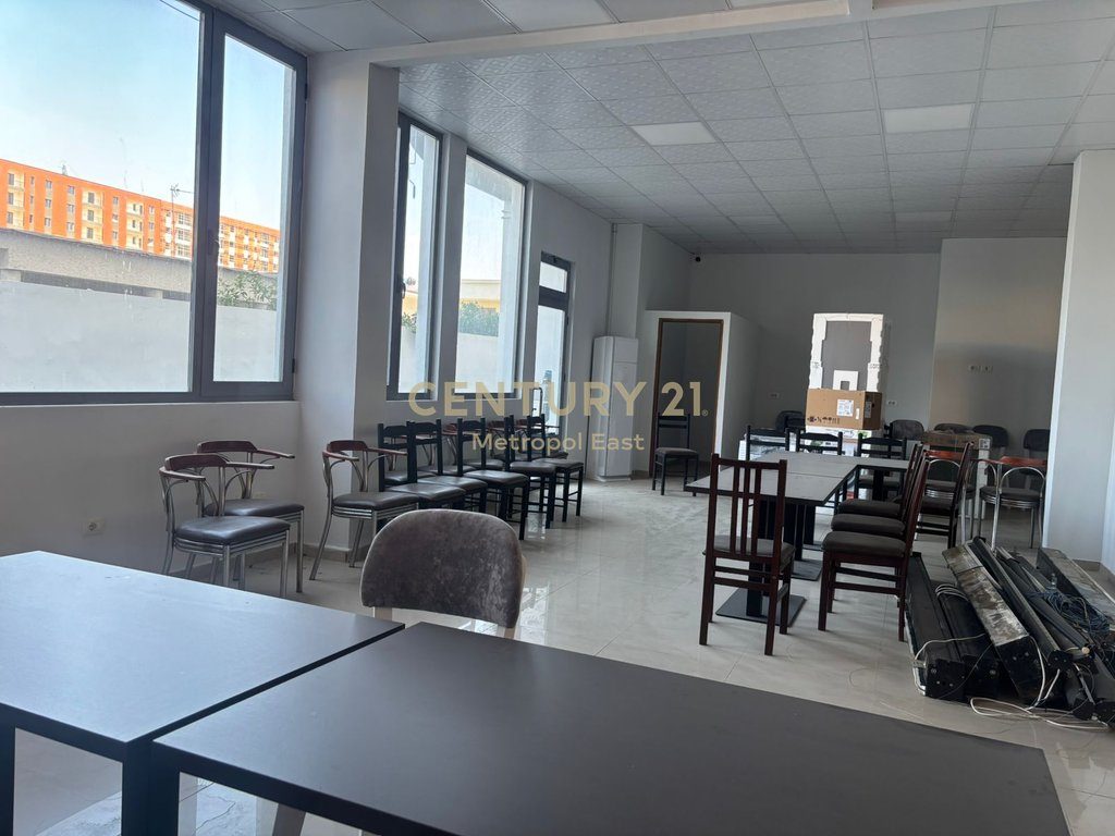Jepet per Qira ambient  komercial ne Kamez