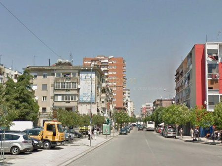 SHITET NJESI KOMERCIALE BUZE RRUGE NE HYRJEN E DURRESIT !