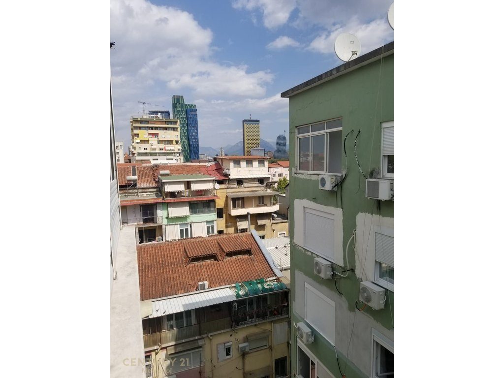 Apartament 3+1+2 me ballkon per qira, në Qendër të Bllokut!