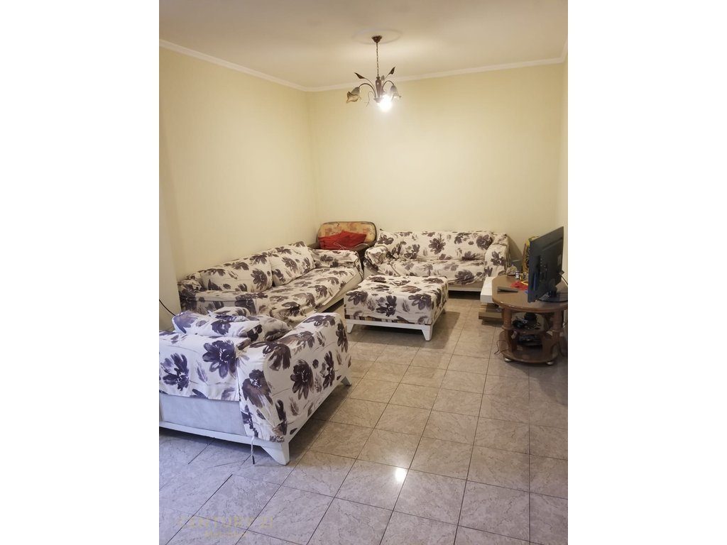 Apartament 3+1+2 me ballkon per qira, në Qendër të Bllokut!