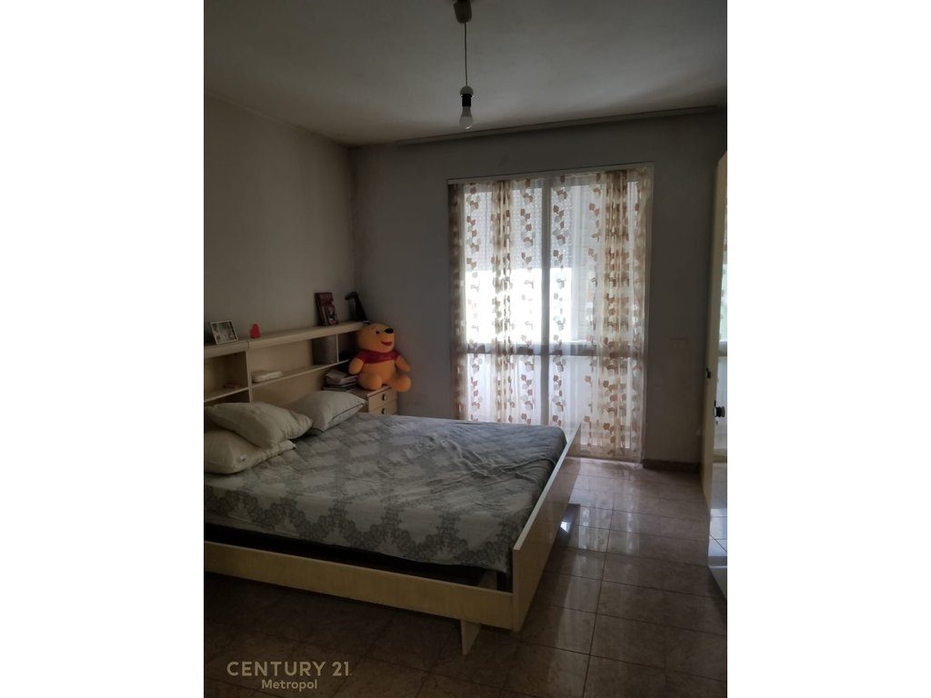Apartament 3+1+2 me ballkon per qira, në Qendër të Bllokut!