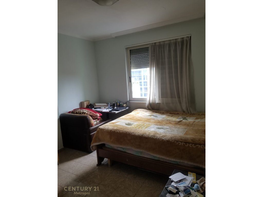 Apartament 3+1+2 me ballkon per qira, në Qendër të Bllokut!