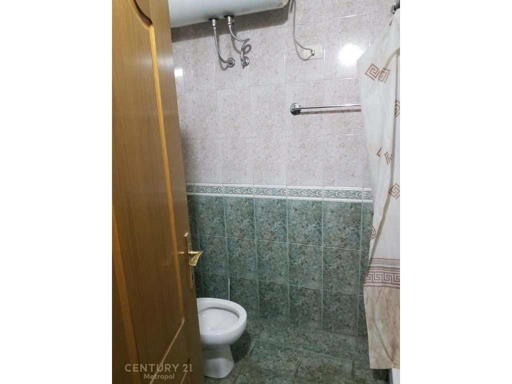 Apartament 3+1+2 me ballkon per qira, në Qendër të Bllokut!