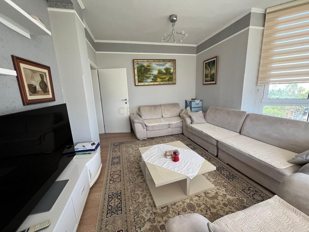 Shitet apartament 1+1 me kuzhine te vecuar,tek Mali Robit !
