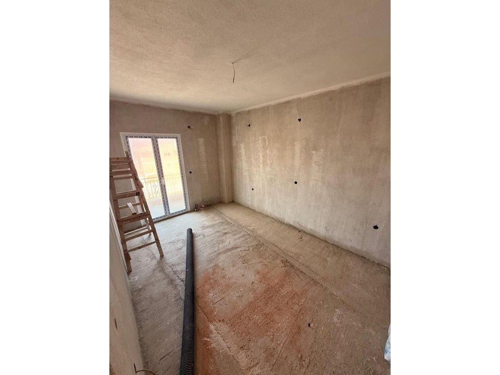 INVESTIM I SIGURT – APARTAMENT NË SHITJE ME PAMJE NGA RRUGA KRYESORE E VOLOREKËS!!!