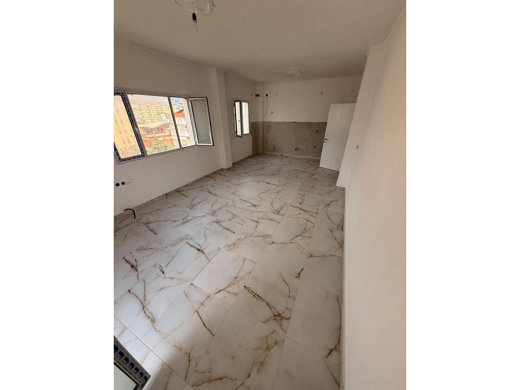INVESTIM I SIGURT – APARTAMENT NË SHITJE ME PAMJE NGA RRUGA KRYESORE E VOLOREKËS!!!